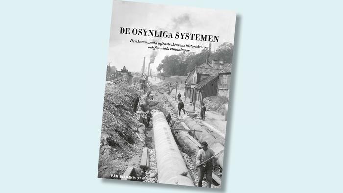 Bokomslag med svartvit bild från tidigt 1900-tal med personer som gräver ner stor avloppsledning och titeln De osynligt systemen.